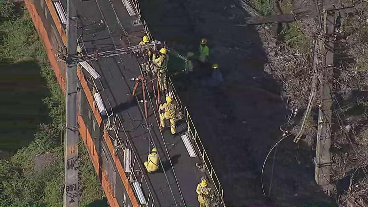 Homens armados invadem linha do trem para roubar cabos; 9 estações são fechadas Devido ao roubo, os trens do ramal Belford Roxo estão funcionando entr