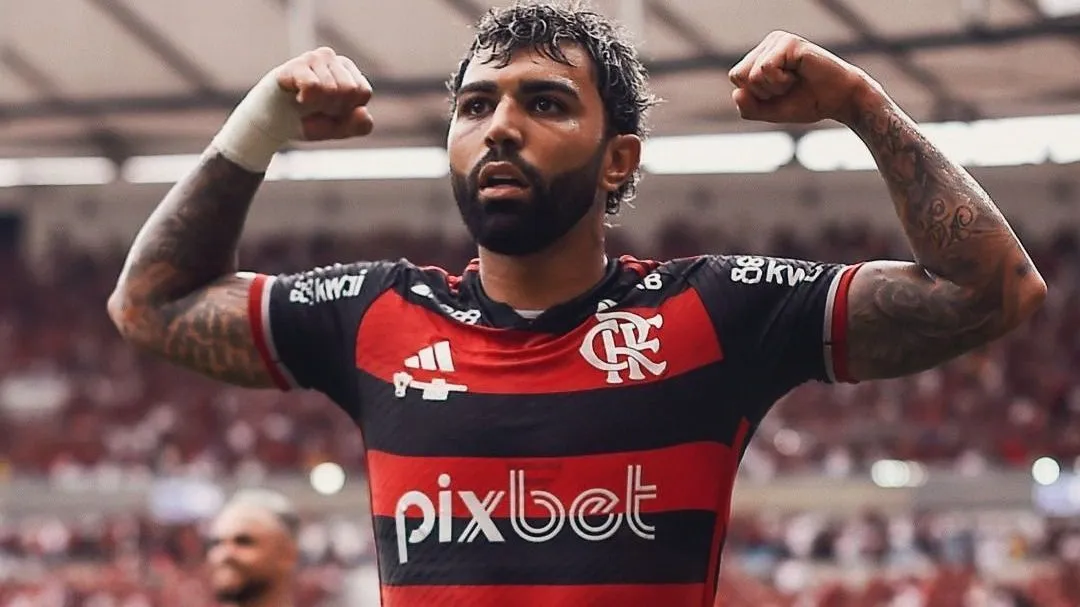 Gabigol posta foto com a camisa do Flamengo durante férias no Japão